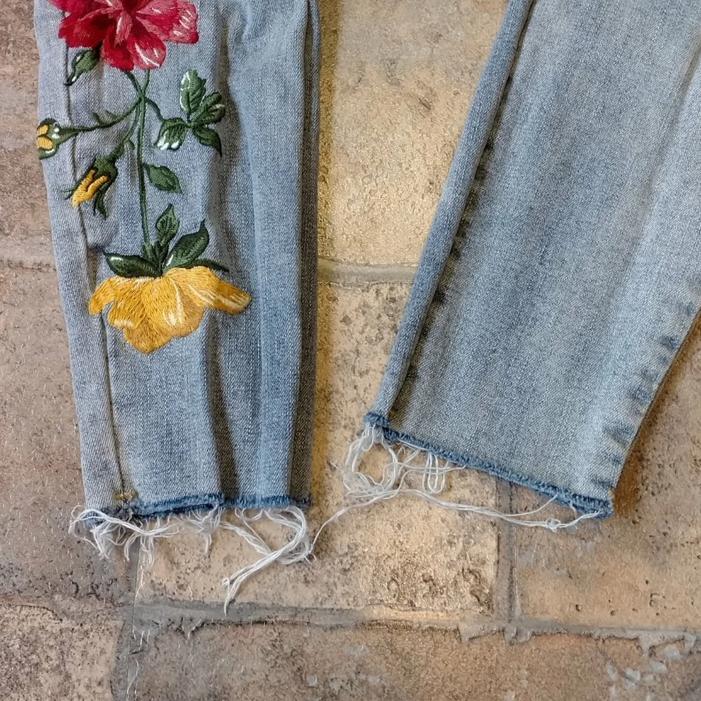 Embroidered floral raw hem ankle jeans size 23